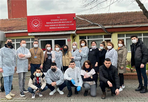 GÜZELLİK VE SAÇ BAKIM HİZMETLERİ OKULUMUZDAN HUZUREVİ SAKİNLERİNE ANLAMLI ZİYARET