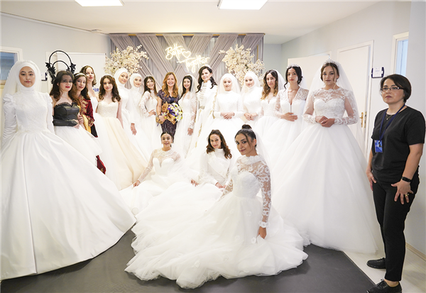 MODA OKULUMUZDAKİ GELİNLİK DEFİLESİ HAYRAN BIRAKTI